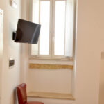 Dettaglio della TV e della finestra, della Camera 1, del B&B Dimora Tarì